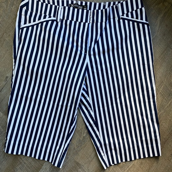 SOLD WOMENS New York and Company Bermuda shorts - Picture 2 of 7